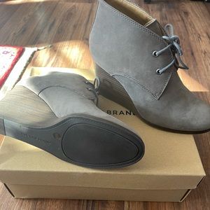 Lucky brand gray boots is brand new